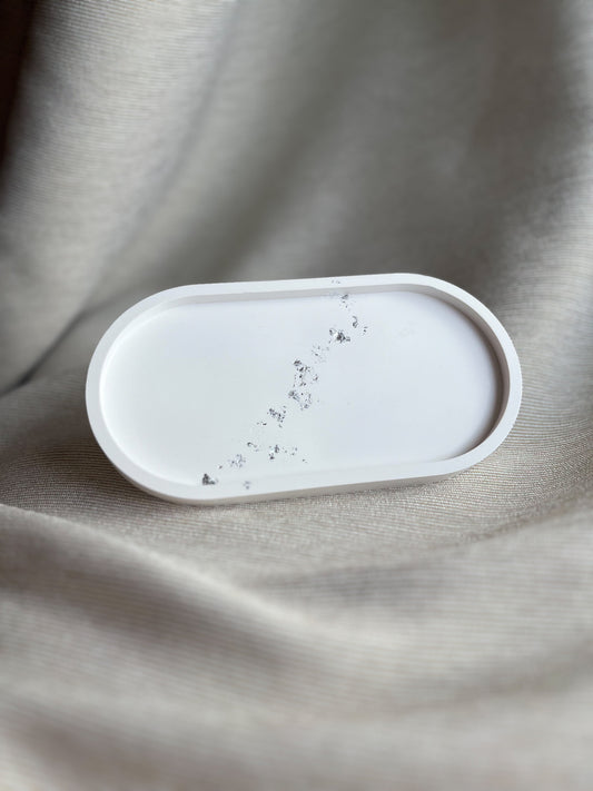 Reinweißes Tablett mit Silberakzenten